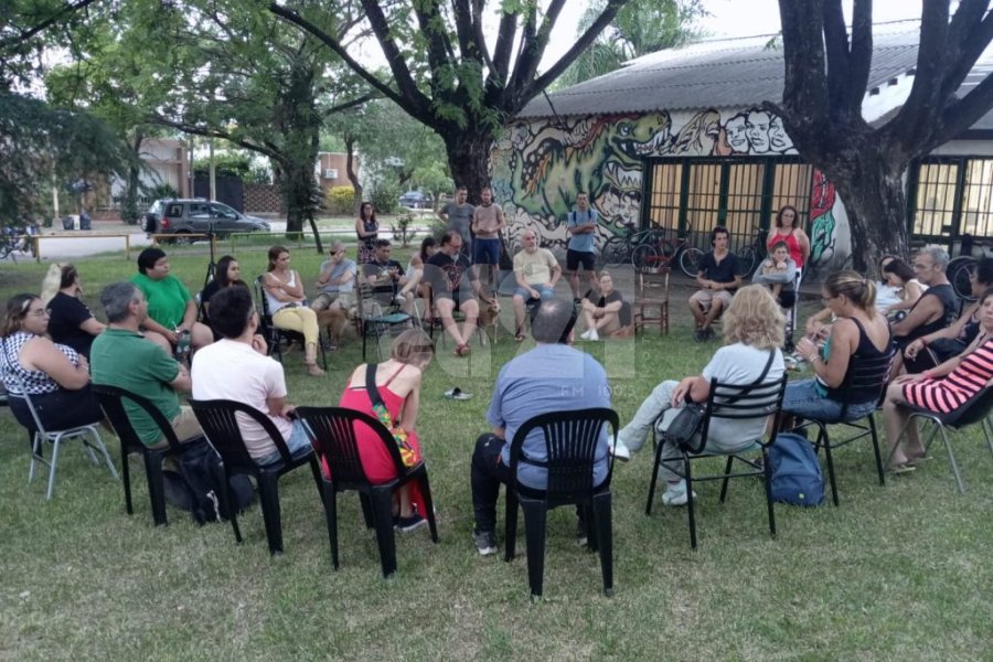 Vecinos y agrupaciones culturales reunidos Vecinos y agrupaciones culturales reunidos