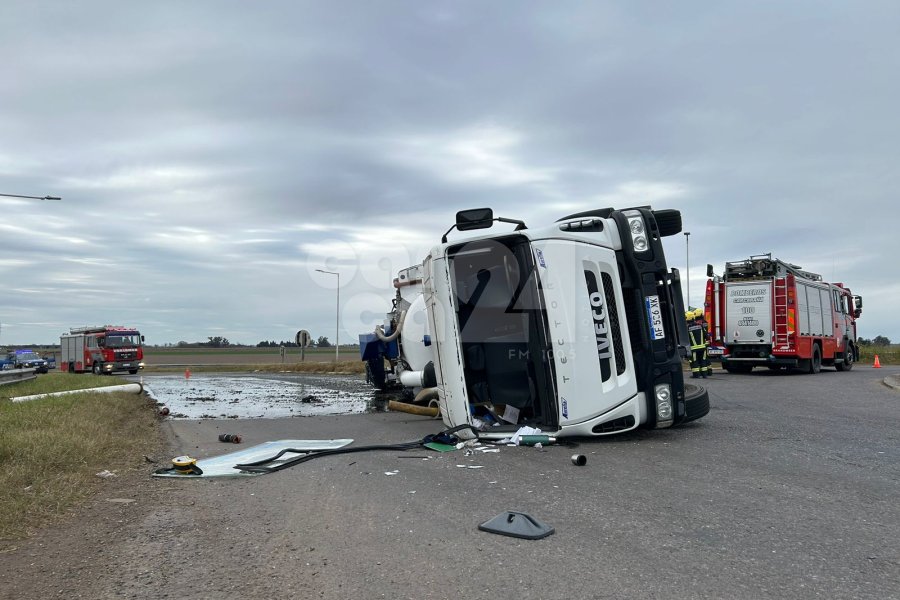 Vuelco de camión en rotonda de S26