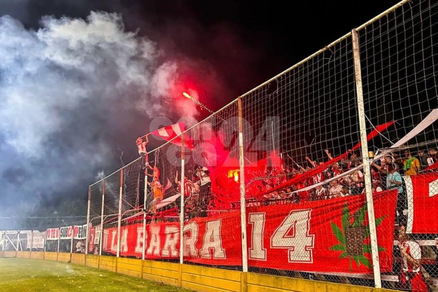 La tribuna del rojo en un partido nocturno La tribuna del rojo en un partido nocturno