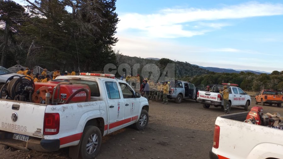 Bomberos de todo el país en enfrentándose a las llamas.